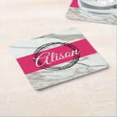 Weißer Marmor und Fuchsienrosa tragen den Namen. Rechteckiger Pappuntersetzer (angewinkelt)