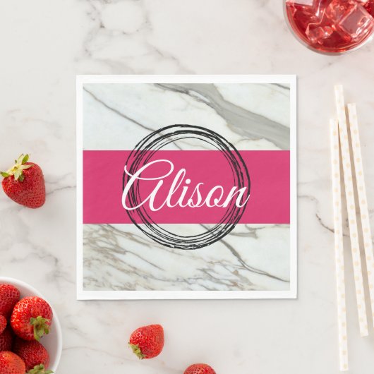 Weißer Marmor und Fuchsienrosa tragen den Namen Serviette (Beispiel)