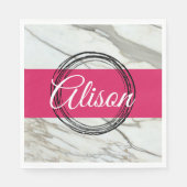 Weißer Marmor und Fuchsienrosa tragen den Namen Serviette (Vorderseite)