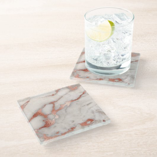 Weißer Marmor und Imitat Rose Gold Glasuntersetzer (Schrägansicht)