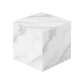Weißer Marmor  Würfel (Vorderseite Schrägansicht)