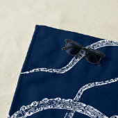 Weißer Oktopus auf blauem Hintergrund Strandtuch (Beispiel)