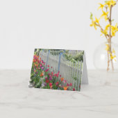 Weißer Palisadenzaun mit Tulpeanmerkungskarte Karte (Gelbe Blume)