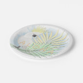 Weißer Papageienkakadu in palmenfarbenen Blätter. Pappteller (Schrägansicht)