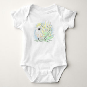 Weißer Papageienkakadu in Palmwedeln. Baby Strampler