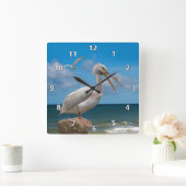 Weißer Pelikan auf dem Felsen Quadratische Wanduhr (Zuhause)
