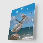 Weißer Pelikan auf dem Felsen Quadratische Wanduhr (Winkel)