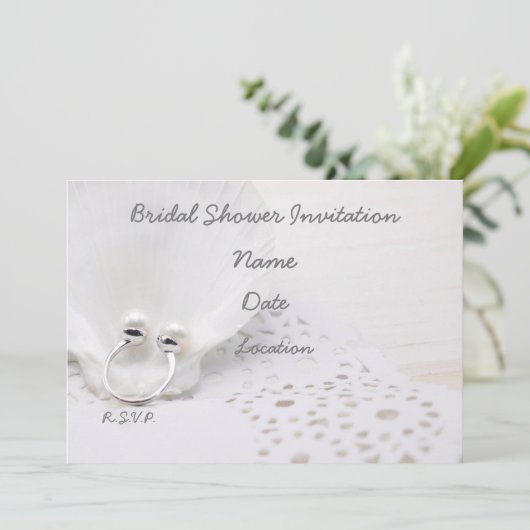 Weißer Perlenring auf weißem Brautparty der Musche Einladung (Stehend Vorderseite)