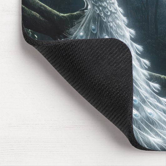 Weißer Pfau im Moonlit-Wald Mousepad (Ecke)