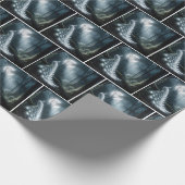 Weißer Pfau im Nachtwald Geschenkpapier (Ecke)