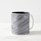 Weißer Pfau Zweifarbige Tasse (VorderseiteRechts)