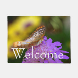 Weißer Pfauenschmetterling auf lila Blüte Fußmatte