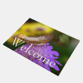 Weißer Pfauenschmetterling auf lila Blüte Fußmatte (Schrägansicht)