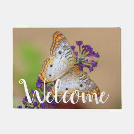 Weißer Pfauenschmetterling auf violetten Blumen Fußmatte