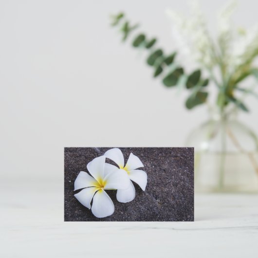 Weißer Plumeria-Blumefrangipani-Blumenlava-Felsen Visitenkarte (Stehend Vorderseite)