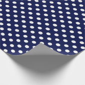 Weißer Polka-Dot auf dem Navy Blue Medium Space Geschenkpapier (Ecke)