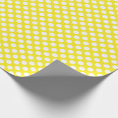 Weißer Polka-Dot auf gelbem Umhüllungspapier Geschenkpapier (Ecke)