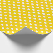 Weißer Polka-Dot auf Golden Yellow Medium Space Geschenkpapier (Ecke)