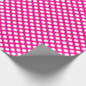 Weißer Polka-Dot über Hot-Pink-Wrapping Paper Geschenkpapier (Ecke)
