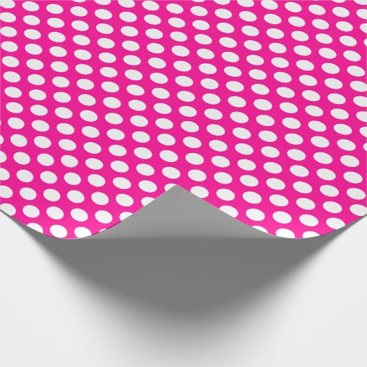 Weißer Polka-Dot über Hot-Pink-Wrapping Paper Geschenkpapier (Ecke)