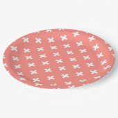 Weißer Polka-Kreuz auf Pfirsich Pappteller (Schrägansicht)