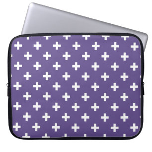 Weißer Polka kreuzt auf Ultraviolett Laptopschutzhülle