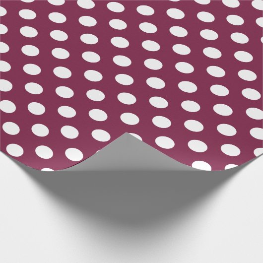 Weißer Polka-Punkte auf Bordeaux Geschenkpapier (Ecke)