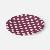 Weißer Polka-Punkte auf Bordeaux Pappteller (Schrägansicht)