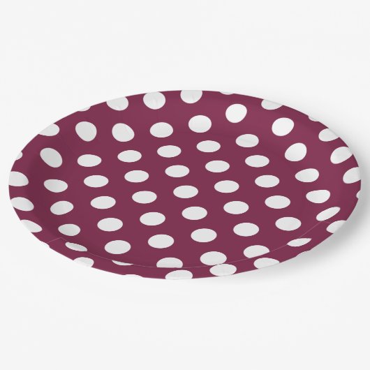 Weißer Polka-Punkte auf Bordeaux Pappteller (Schrägansicht)