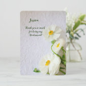 Weißer Ranunculus auf strukturiertem Papier danke Karte (Stehend Vorderseite)