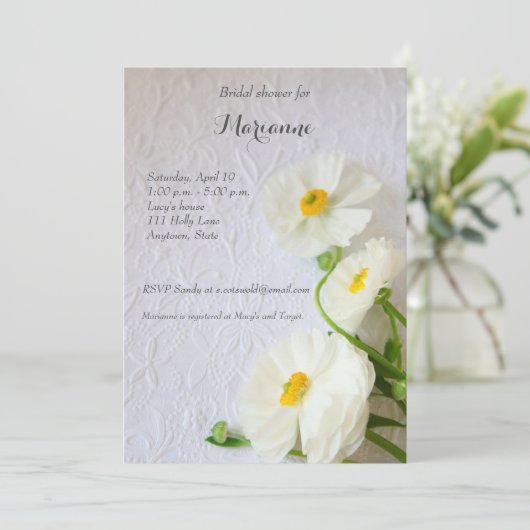 Weißer Ranunculus auf strukturiertem Papier Einladung (Stehend Vorderseite)