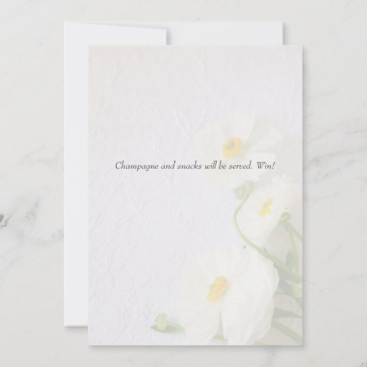 Weißer Ranunculus auf strukturiertem Papier Einladung (Rückseite)