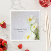 Weißer Ranunculus auf strukturiertem Papier Serviette (Beispiel)