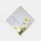 Weißer Ranunculus auf strukturiertem Papier Serviette (Ecke)