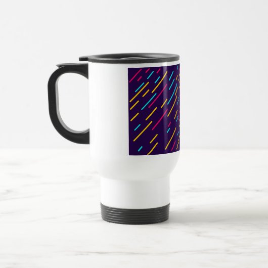 Weißer Reisekoffer mit lila Design. Reisebecher (Links)