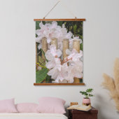 Weißer Rhododendron und Bambuszaun Wandteppich Mit Holzrahmen (Schlafzimmer)