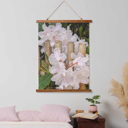 Weißer Rhododendron und Bambuszaun Wandteppich Mit Holzrahmen (Schlafzimmer)