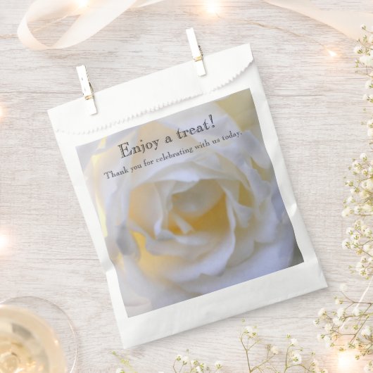 Weißer Rosenweiche Geschenktütchen (Ausgeschnitten)