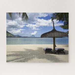 Weißer Sand-Strand und Regenschirm Puzzle