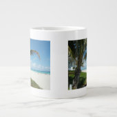 Weißer Sand-Strand w/Palm Jumbo-Tasse (Vorderseite)