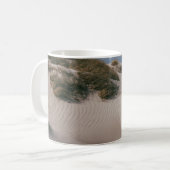 WEISSER SAND UND GRÜNES GRASS FELD KAFFEETASSE (Vorderseite Links)