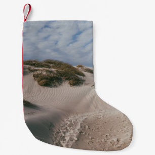 WEISSER SAND UND GRÜNES GRASS FELD KLEINER WEIHNACHTSSTRUMPF
