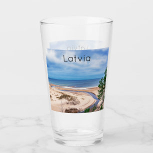 Weißer Sandstrand an der Ostsee in Lettland Glas