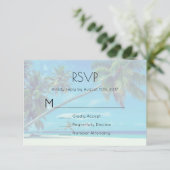 Weißer Sandstrand mit Coconut Palms Wedding RSVP Karte (Stehend Vorderseite)