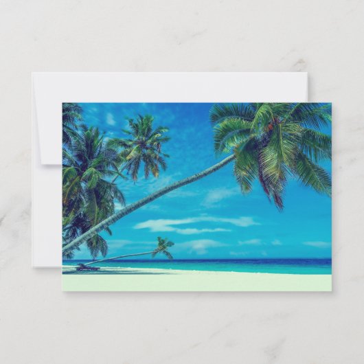 Weißer Sandstrand mit Coconut Palms Wedding RSVP Karte (Rückseite)