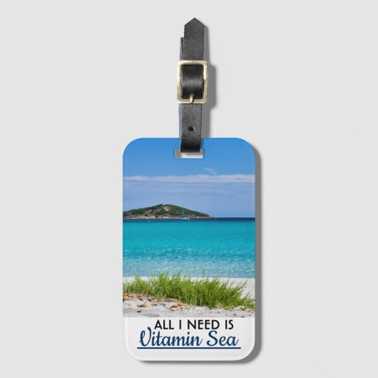 Weißer Sandstrand mit türkisblauem Wasser und das Gepäckanhänger (Vorderseite Vertikal)