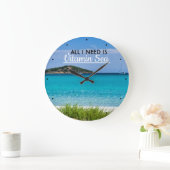 Weißer Sandstrand mit türkisblauem Wasser und das Große Wanduhr (Zuhause)