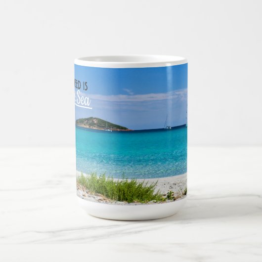 Weißer Sandstrand mit türkisblauem Wasser und das Kaffeetasse (Mittel)