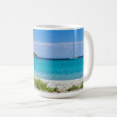 Weißer Sandstrand mit türkisblauem Wasser und das  Kaffeetasse (VorderseiteRechts)