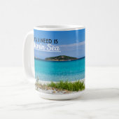 Weißer Sandstrand mit türkisblauem Wasser und das  Kaffeetasse (Vorderseite Links)